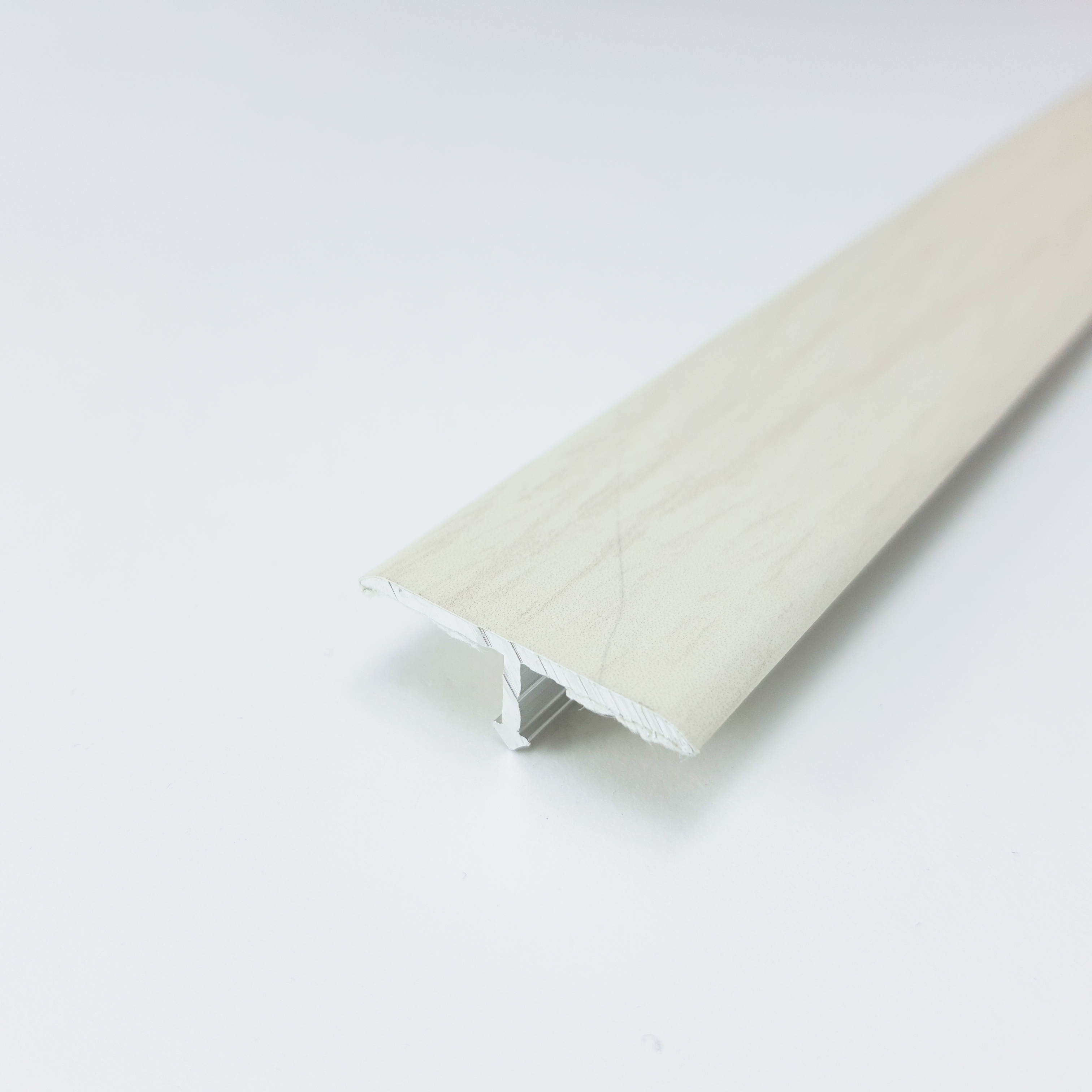 PCRA 11W 269 Т-образный профиль PROCOVER WOOD 26 мм, алюм ламин, цвет белёное декале, длина 2700 мм