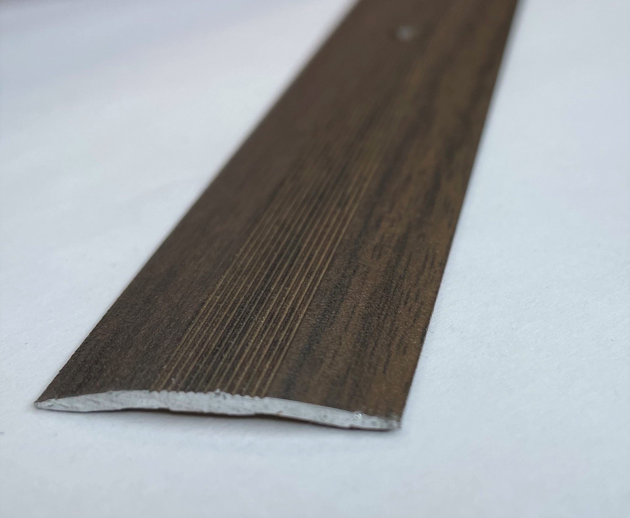 ПС 03-2.1800.061 Порог одноуровневый 2,6х28 мм, алюминий окрашенный, цвет дуб мокко, длина 1800 мм