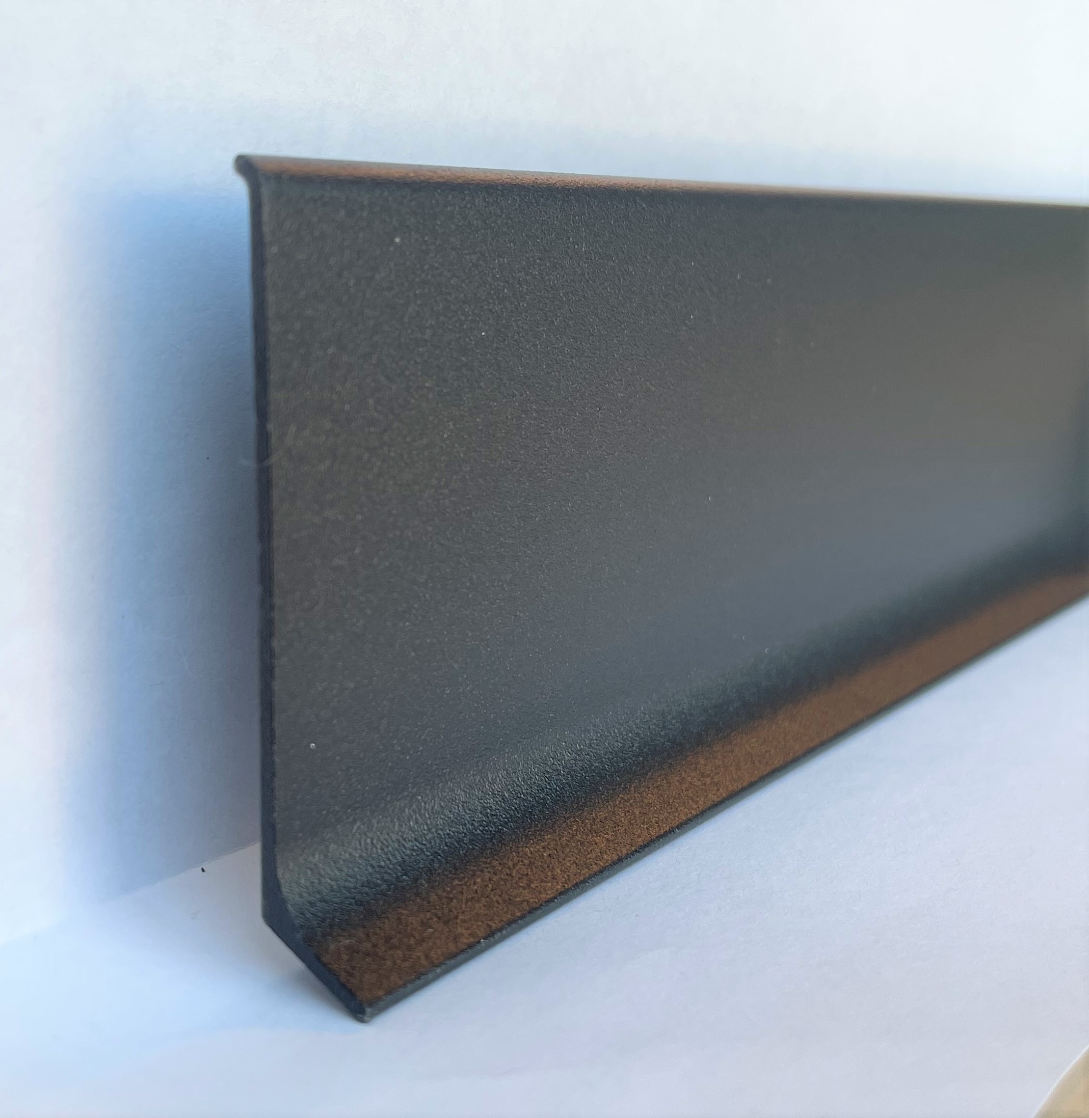 Наружный угол для плинтуса PL 40.3000.NE, H=40 мм, алюминий окрашенный, цвет черный муар