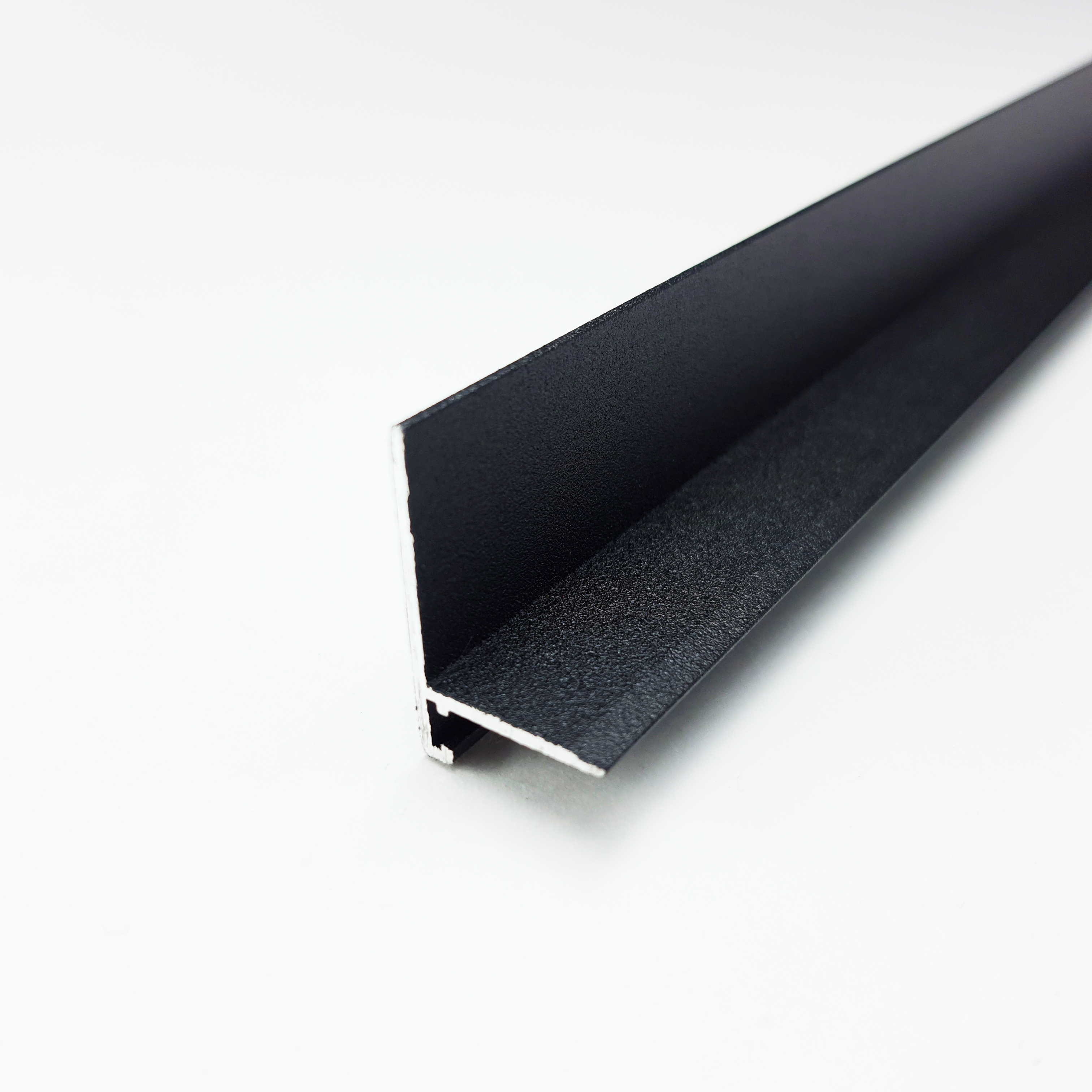 Апл 02.2700.15 Антиплинтус 26х16 мм, алюминий окрашенный, цвет чёрный, длина 2700 мм