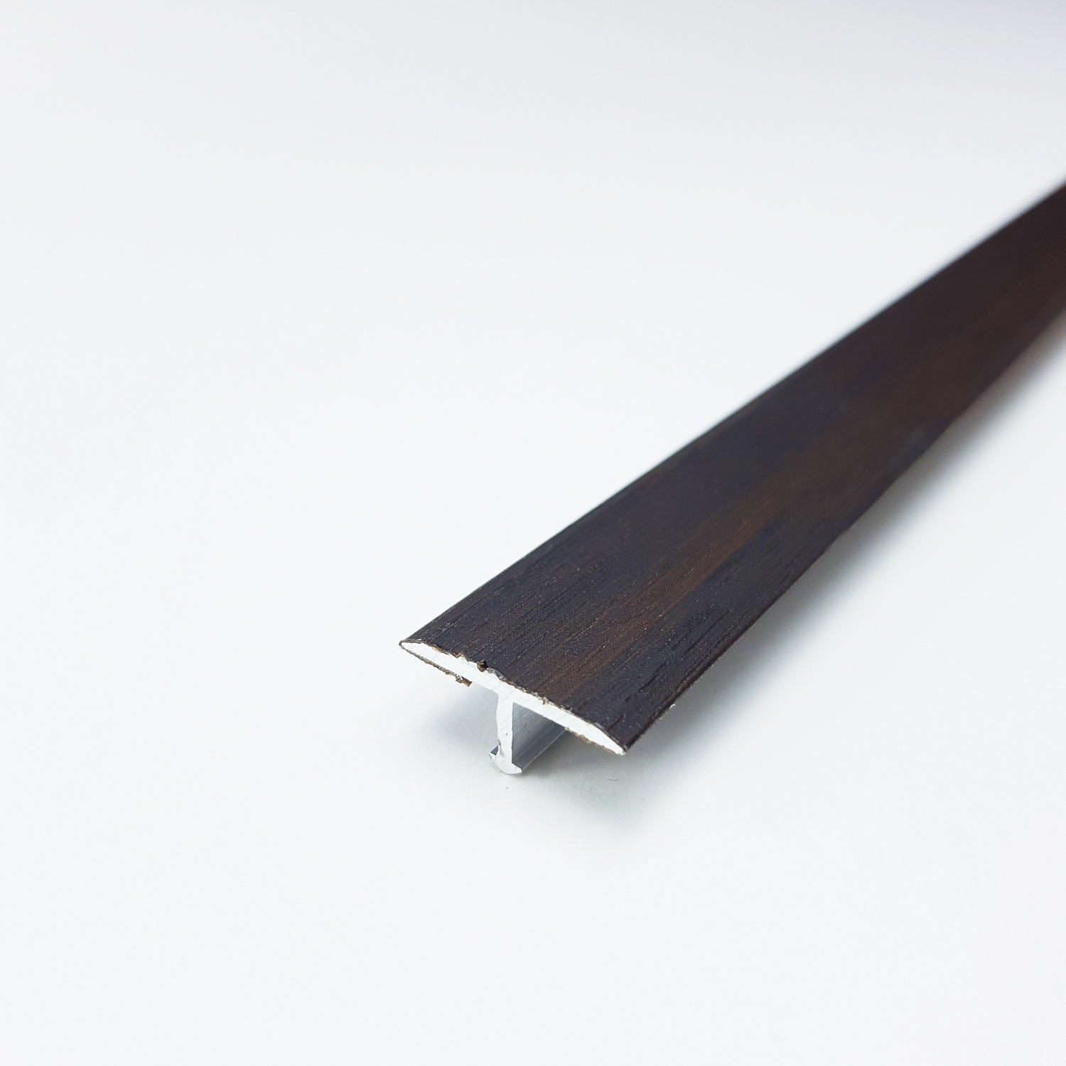 ЛС 10.2700.4095 Т-образный профиль 20х8,5 мм, алюминий ламинированный, цвет дуб венге, длина 2700 мм