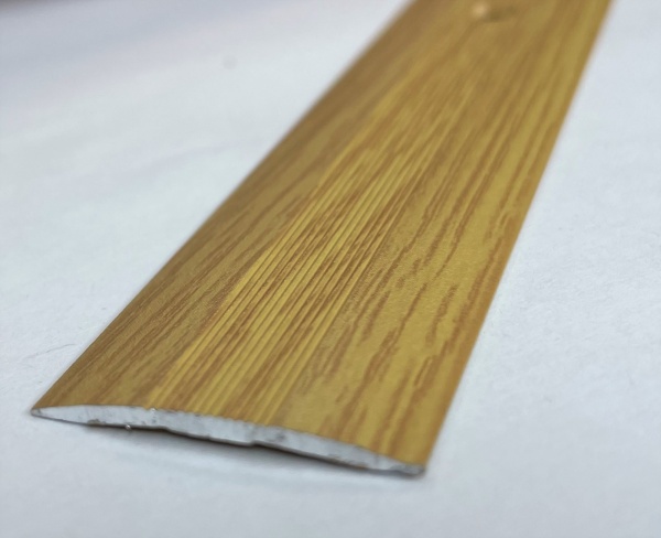 ПС 03-2.1800.082 Порог одноуровневый 2,6х28 мм, алюминий окрашенный, цвет дуб светлый, длина 1800 мм