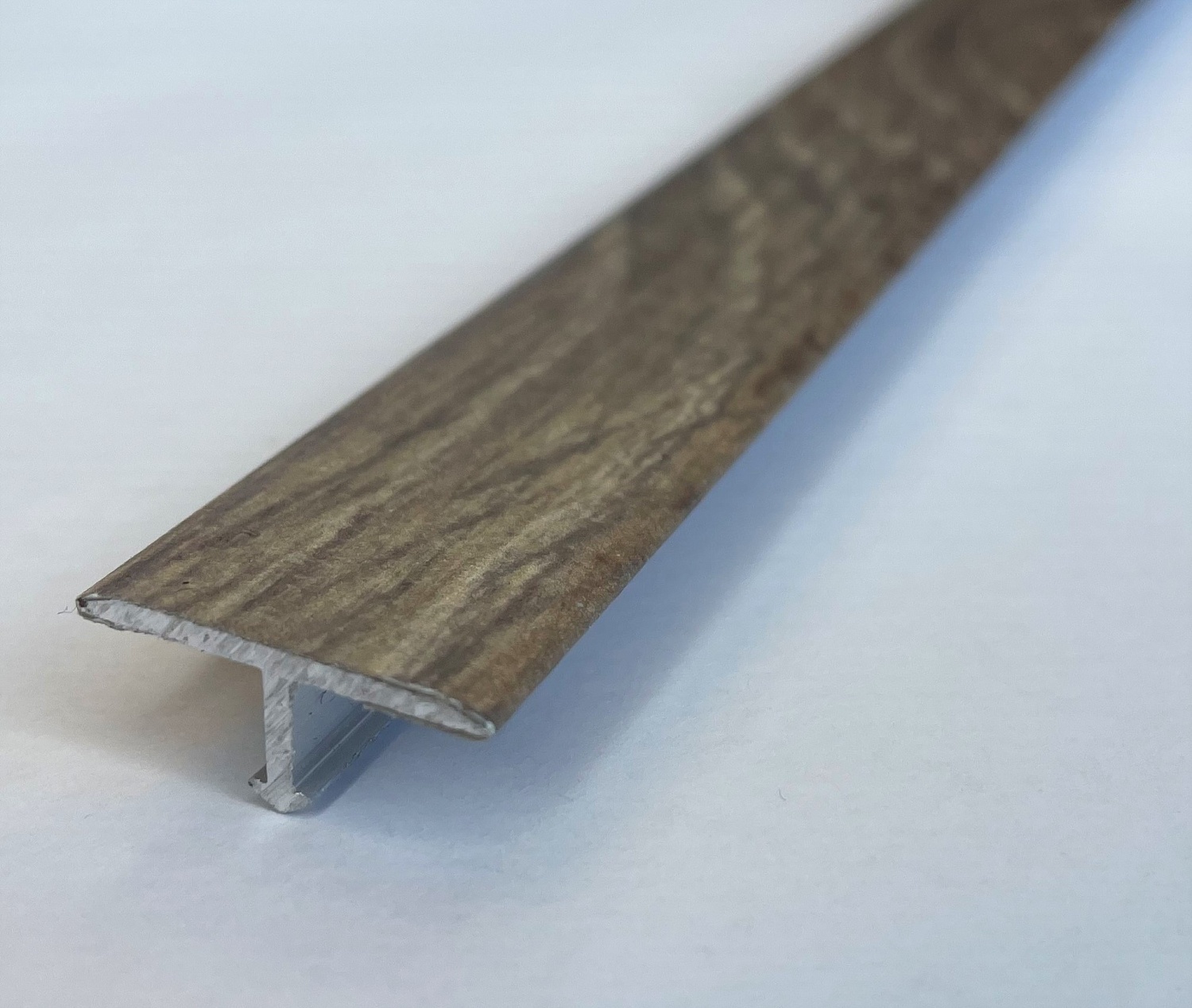 ЛС 10.2700.24030 Т-образный профиль 20х8,5 мм, алюм лам, цвет дуб французский темный, длина 2700 мм