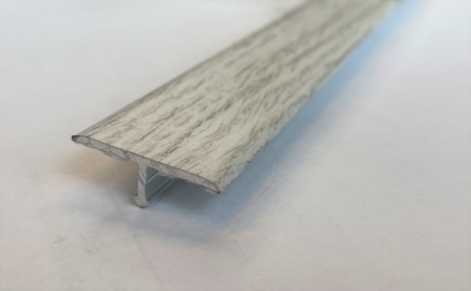 PCRA 29W 269 Т-образный профиль PROCOVER WOOD 26 мм, алюминий ламинир, цвет белый дуб, длина 2700 мм