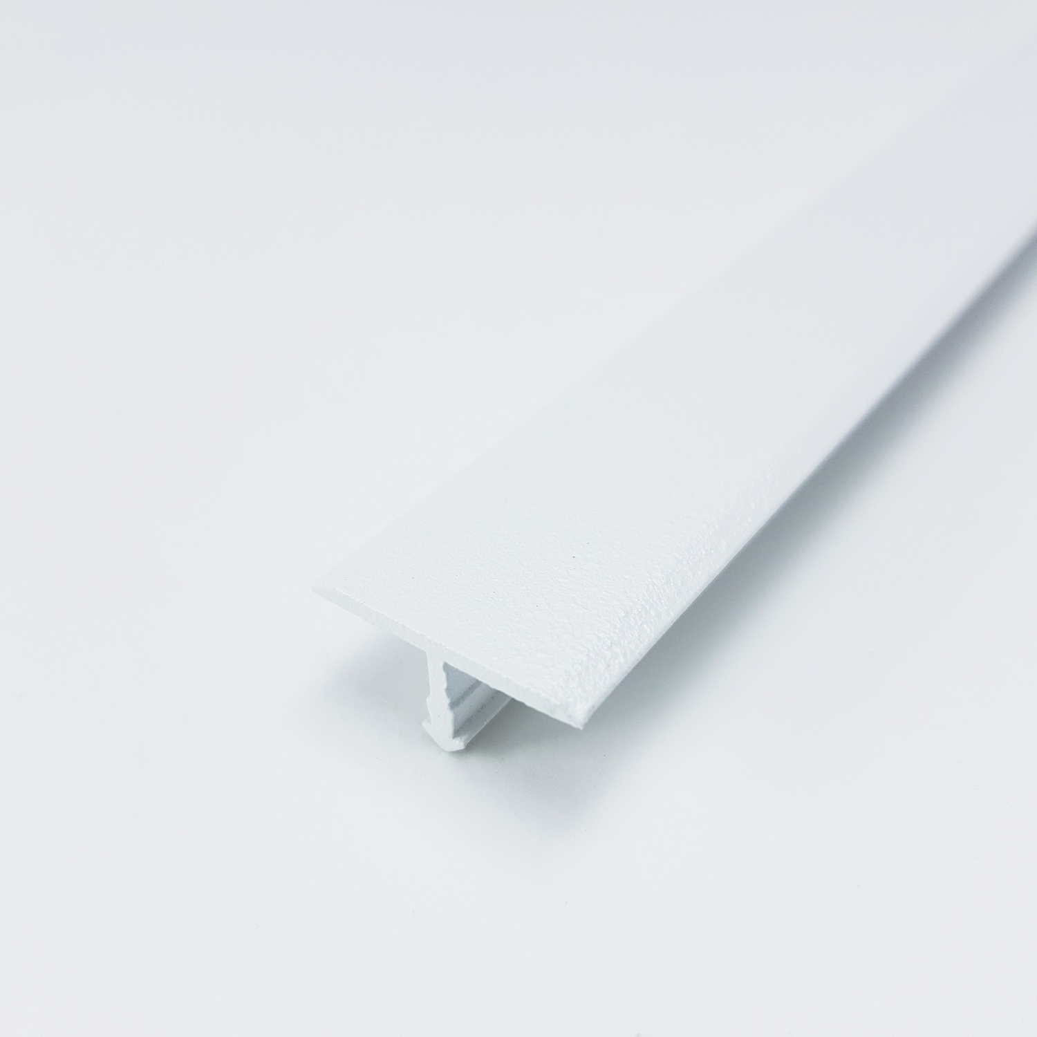 ЛС 10.2700.16 Т-образный профиль 20х8,5 мм, алюминий окрашенный, цвет белый, длина 2700 мм