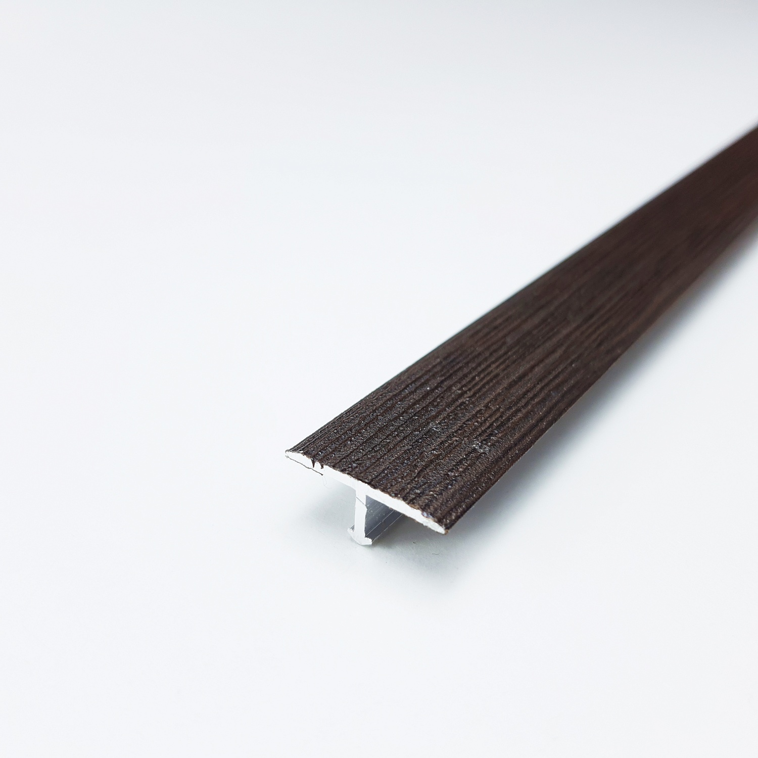 ЛС 10.2700.4094 Т-образный профиль 20х8,5 мм, алюминий ламинированный, цвет венге, длина 2700 мм