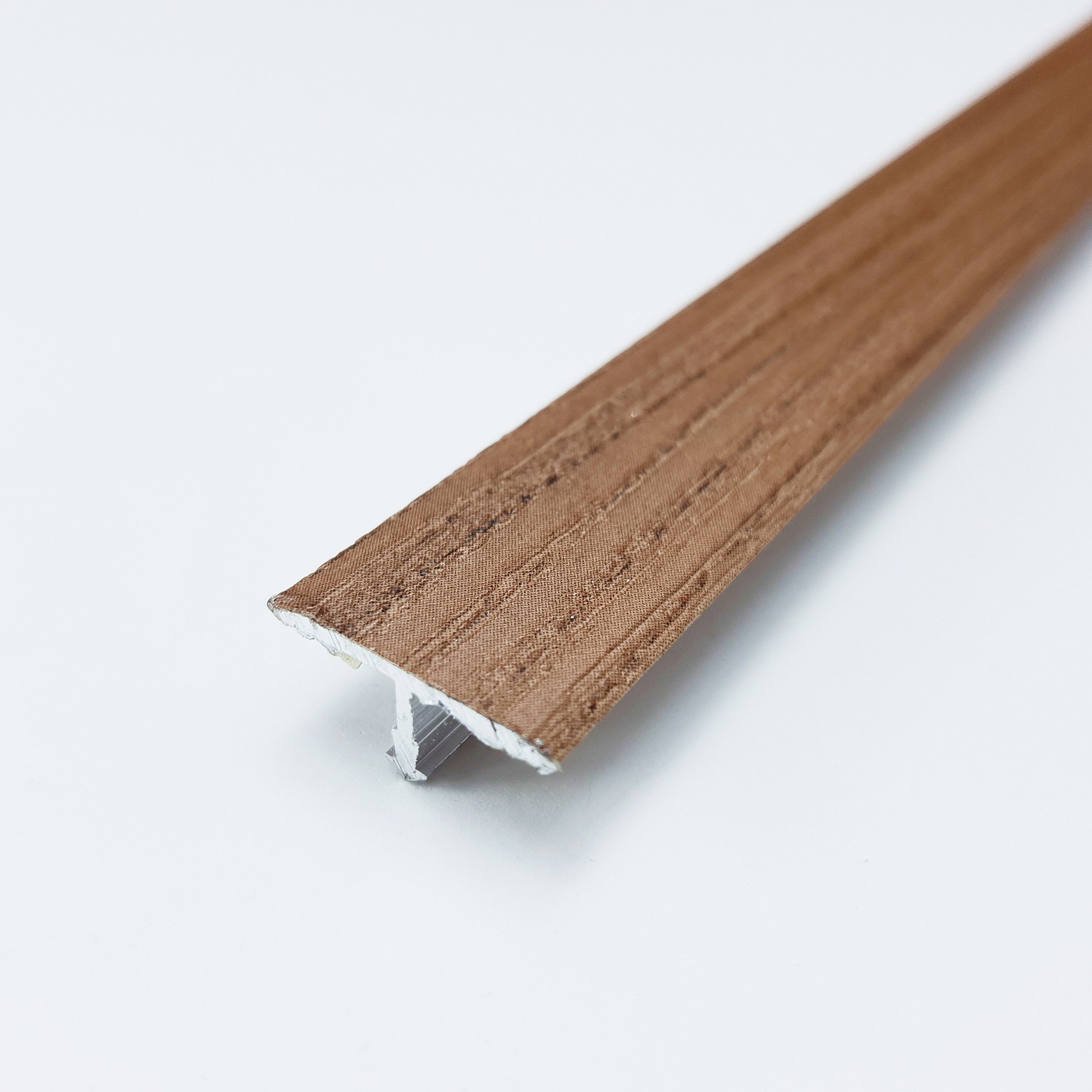 ЛС 10.2700.4088 Т-образный профиль 20х8,5 мм, алюминий ламинированный, цвет орех, длина 2700 мм