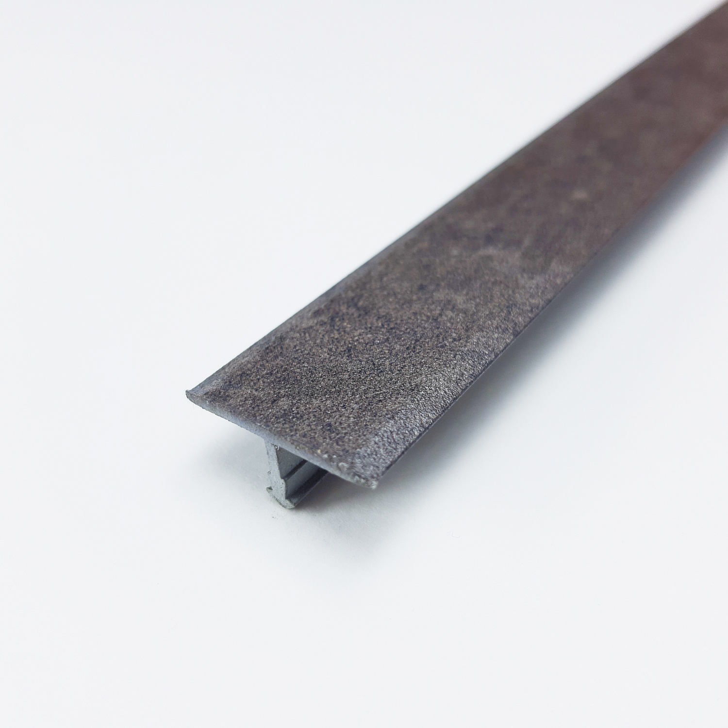 ЛС 10.2700.056 Т-образный профиль 20х8,5 мм, алюминий окрашенный, цвет бетон тёмный, длина 2700 мм